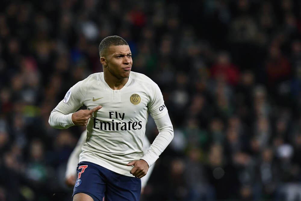 美国航母“就位” 伊朗如何“破局”